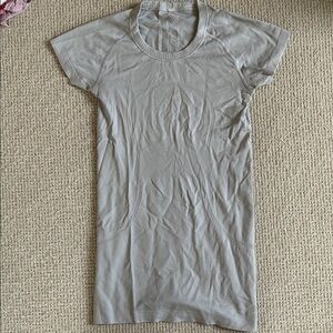 lululemon athletica Light Gray Short Sleeve Swiftly Tee